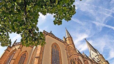 In der Stadtkirche Friedberg ist das berühmte Lutherfenster zu sehen. Foto: djd/AK Tourismus FrankfurtRheinMain/W. Eberhardt