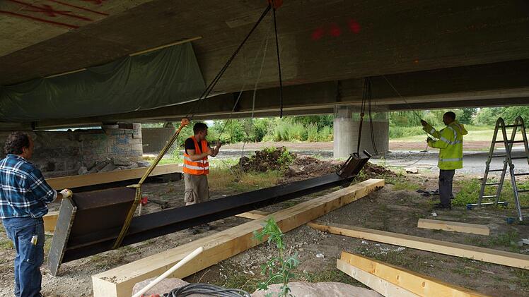 Die Brücke muss von unten gesichert werden.Foto: Arkadius Guzy