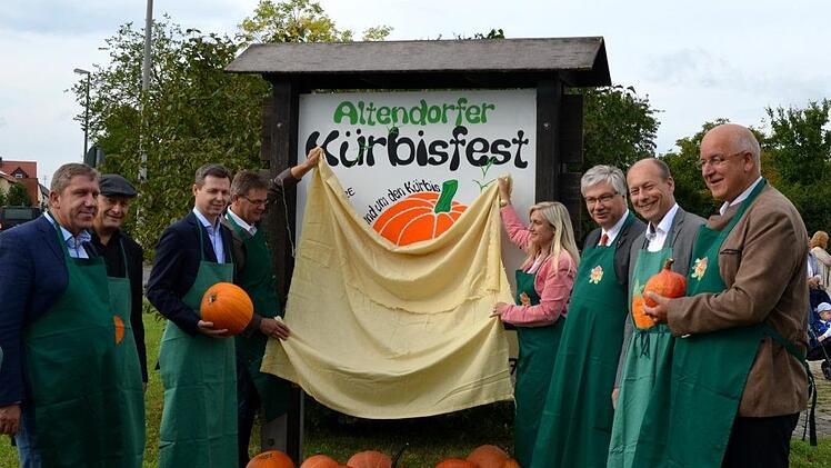 In Altendorf versammelte sich auch Politprominenz, um bei der Eröffnung der Kürbissaison dabei zu sein.