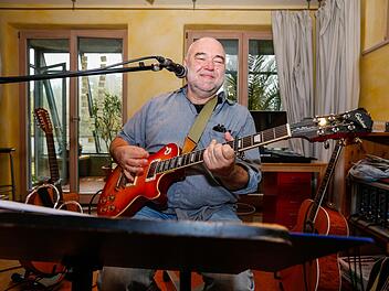 Er zieht wieder einmal neue Seiten auf: Wolfgang Buck stellt am Samstag in Bamberg sein Projekt "Buck 3" und die neue CD "Des Gwärch und des Meer" vor. Fotos: Matthias Hoch