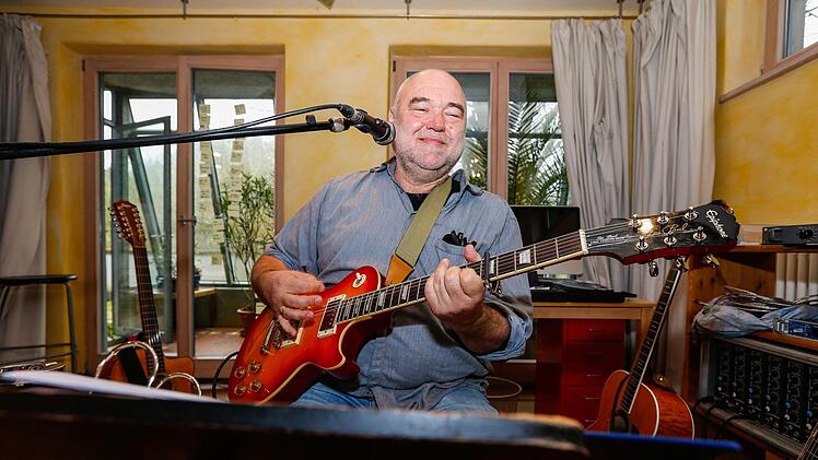 Er zieht wieder einmal neue Seiten auf: Wolfgang Buck stellt am Samstag in Bamberg sein Projekt "Buck 3" und die neue CD "Des Gwärch und des Meer" vor. Fotos: Matthias Hoch