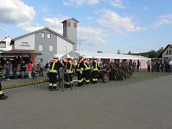Die Feuerwehr von Lauter stellt den Baum auf.   Foto: Gemeinde Lauter