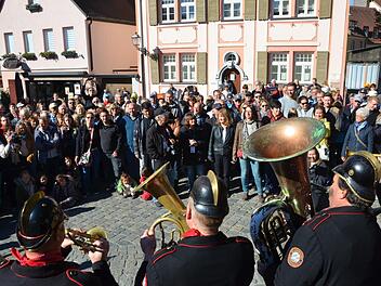 Der Marktplatz war beim Auftritt am Sonntagvormittag gut gefüllt.  Fotos: Richard Sänger und Bernhard Panzer