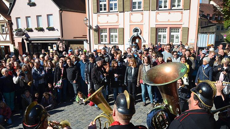 Der Marktplatz war beim Auftritt am Sonntagvormittag gut gefüllt.  Fotos: Richard Sänger und Bernhard Panzer
