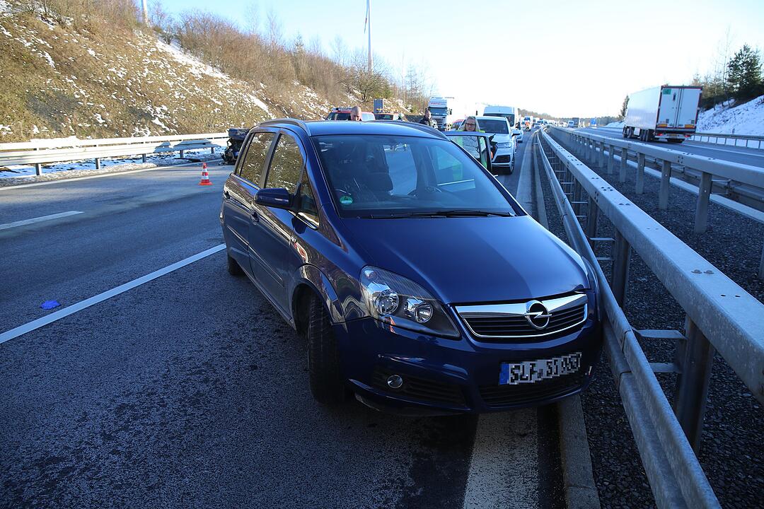 Schwerer Unfall auf A93 bei Hof: Audi fährt auf Opel auf