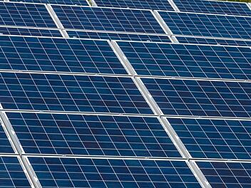Die Erstellung eines Solarpotenzialkatasters kann laut CSU helfen, die  Nutzung von Photovoltaik-Anlagen auf Hausdächern zu forcieren. Symbolbild: Ralf Lienert
