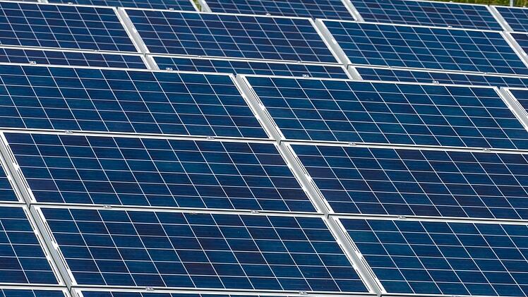 Die Erstellung eines Solarpotenzialkatasters kann laut CSU helfen, die  Nutzung von Photovoltaik-Anlagen auf Hausdächern zu forcieren. Symbolbild: Ralf Lienert