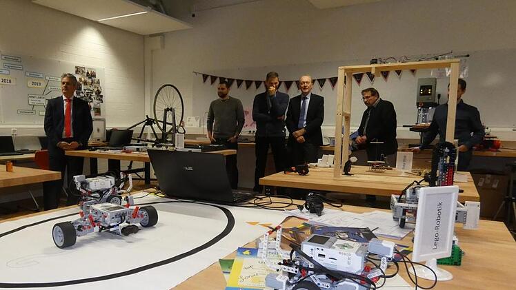 Unter anderem mit diesen Lego-Robotern experimentieren die Schüler, indem sie unter anderem Motoren zusammenbauen und Programme schreiben.