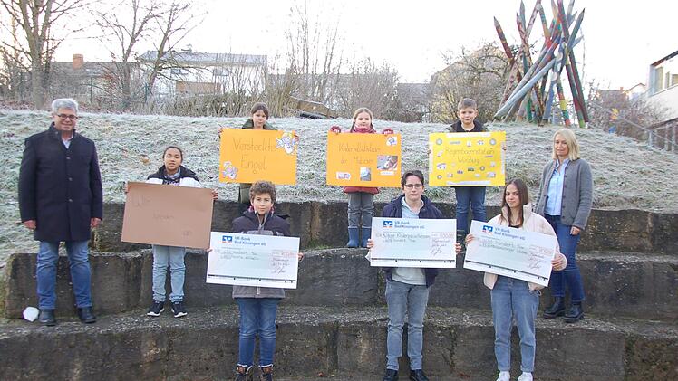 Über einen erfolgreichen Sponsorenlauf zugunsten caritativer Einrichtungen freut sich Rektor Klaus Grübel, Alija Abdulamateen, Korbinian Mann, Lina Kirchschlager, Johanna Übler (alle 5 a) als Vertreter der Klasse mit dem besten Lauf- und Spendenergebnis, Schülersprecher Niklas Werner (10 a M), Luca Vorndran ( 5 b)als einer der besten Läufer mit 50 Runden, Sofia Then, Klassensprecherin der 10 a M aus dem Organisationsteam und Organisatorin Jessica Gabold, Klassenlehrerin der 10 a M Foto: Manfr...