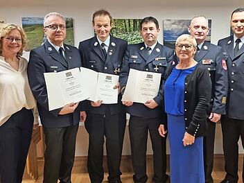Die Geehrten (mit Urkunde, v. l.) Michael Knörlein, Bernd Gebhard und Dietmar Willert, eingerahmt von Bürgermeisterin Anja Gebhardt (l.), stellvertretender Landrätin Rosi Kraus, Kreisbrandrat Oliver Flake und Kreisbrandmeister Jan Gruszka (r.)