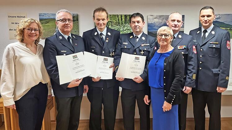 Die Geehrten (mit Urkunde, v. l.) Michael Knörlein, Bernd Gebhard und Dietmar Willert, eingerahmt von Bürgermeisterin Anja Gebhardt (l.), stellvertretender Landrätin Rosi Kraus, Kreisbrandrat Oliver Flake und Kreisbrandmeister Jan Gruszka (r.)