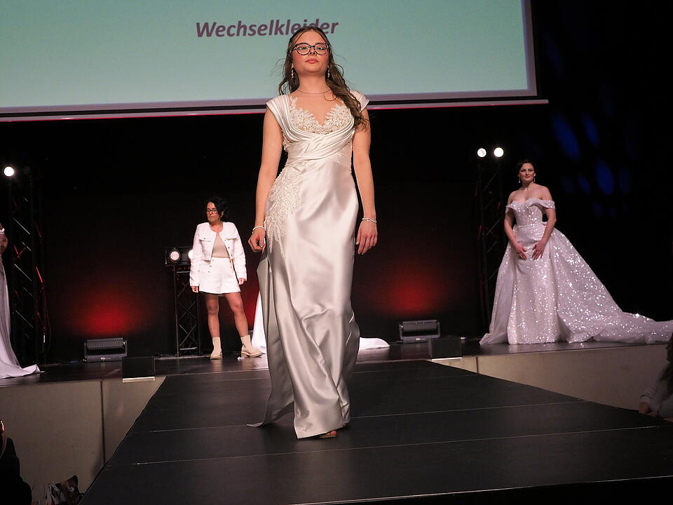 Inkl. Braut- und Festmodenschauen.