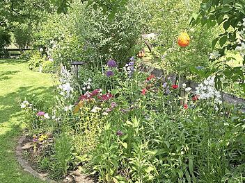Blumenbeete und Obstb&auml;ume werten jeden Garten auf.