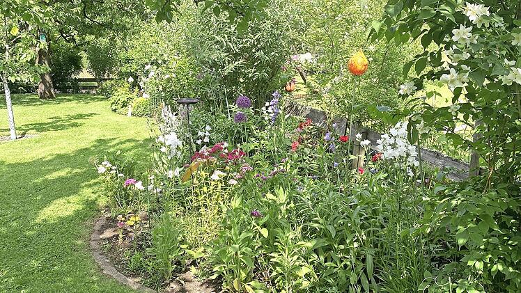 Blumenbeete und Obstb&auml;ume werten jeden Garten auf.