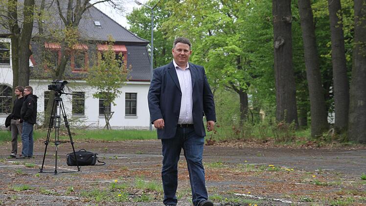 Markus Blum inspiziert das Gelände.