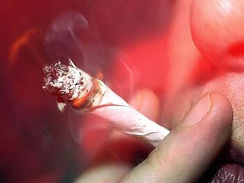 Eine Cannabis-Konsumentin zieht an einem Joint. Foto: Torsten Leukert/dpa