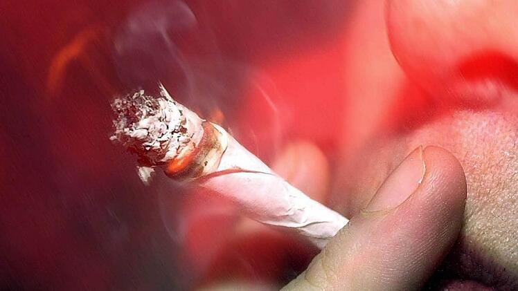 Eine Cannabis-Konsumentin zieht an einem Joint. Foto: Torsten Leukert/dpa