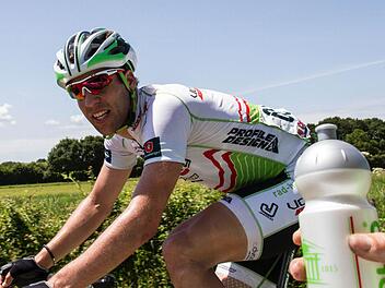 Der Altenkunstadter Grisch Janorschke bekommt aus dem Begleitfahrzeug eine Trinkflasche gereicht. Foto: pr
