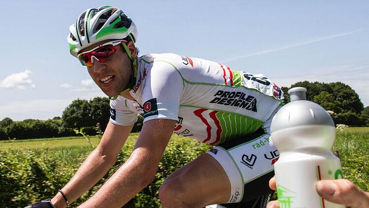 Der Altenkunstadter Grisch Janorschke bekommt aus dem Begleitfahrzeug eine Trinkflasche gereicht. Foto: pr