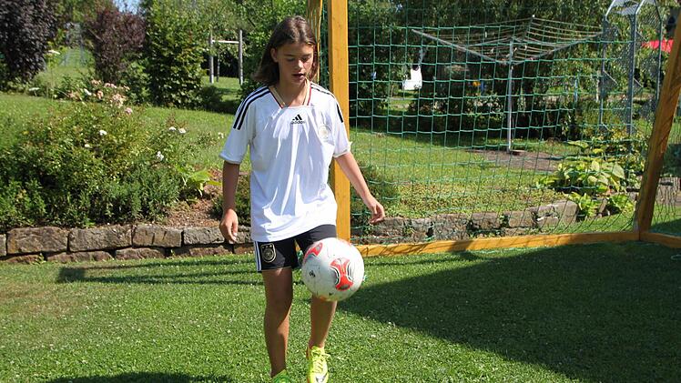 Hier noch im Garten, schon bald auf schottischem Rasen: Ende Oktober reist Lea Schneider mit der Nationalmannschaft zu zwei Länderspielen nach Schottland. Foto: Sebastian Vogt