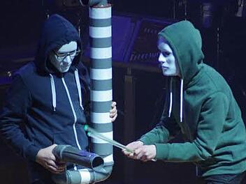 Anleihe bei der Blue Man Group: Zwei junge Instrumentalisten musizieren mit einer Drumbone, die im Prinzip aus ineinander gesteckte Wasserleitungsrohren besteht. Fotos: Klaus Werner