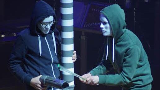 Anleihe bei der Blue Man Group: Zwei junge Instrumentalisten musizieren mit einer Drumbone, die im Prinzip aus ineinander gesteckte Wasserleitungsrohren besteht. Fotos: Klaus Werner