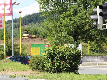 Unmittelbar hinter dem Rewe-Parkplatz in Stadtsteinach haben am Mittwoch die Bauarbeiten am neuen Markt begonnen. Die Firma Günther-Bau schiebt dort den Mutterboden des Baugrunds ab. Foto: Matthias Beetz