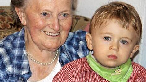 Lotte Schirmer mit Tom - einem ihrer Urenkel. Foto: Katharina Müller-Sanke