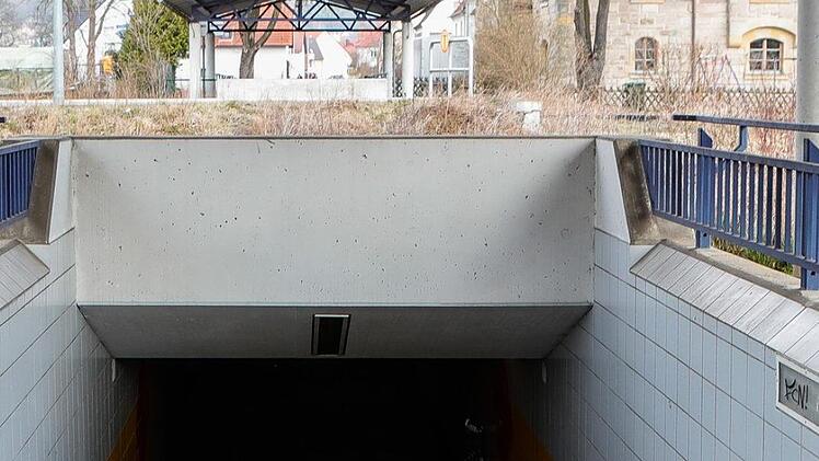 In der Nacht zum vergangenen Sonntag war in der Unterführung in Strullnedorf eine 43-Jährige vergewaltigt worden. Ein 17-jähriger Asylbewerber sitzt deshalb in Untersuchungshaft. Die Behörden wollen prüfen, wie sich der Austausch untereinander verbessern lässt. Foto: Matthias Hoch
