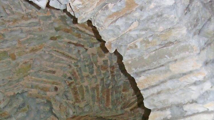 Massive Rundbögen werden als Hinweis auf Freimaurer gedeutet.