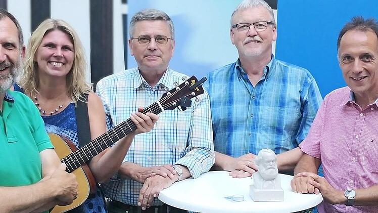 Beim Sommerfest des DGB KV Kronach waren dabei (von links) Eckhard Joe Schneider, Silvia Wachter, Wolfgang Schmitt, Manfred Böhm und Mathias Eckardt.  Foto: K.- H. Hofmann