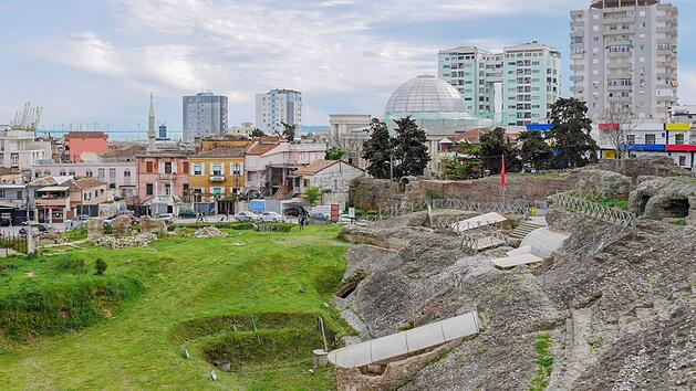 Ein altes Amphitheater, dahinter das Minarett einer Moschee, ein paar alte traditionelle Häuser und neue Hochhäuser dahinter - in Albanien treffen verschiedenste Baustile, Zeiten und Kulturen aufeinander. Fotos: Lisa Kieslinger