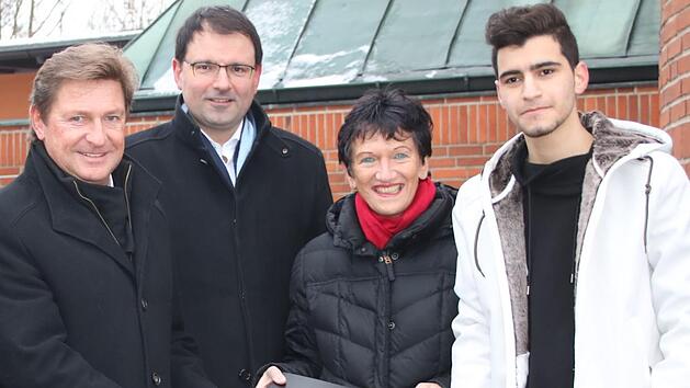 Am 8. Februar war die Petition an die Landtagsabgeordneten (von links) Rainer Ludwig, Martin Sch&ouml;ffel und Inge Aures &uuml;bergeben worden. Mit im Bild der Iraner Hossein.Archiv/Mirjam Stumpf