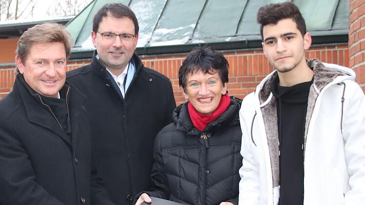 Am 8. Februar war die Petition an die Landtagsabgeordneten (von links) Rainer Ludwig, Martin Sch&ouml;ffel und Inge Aures &uuml;bergeben worden. Mit im Bild der Iraner Hossein.Archiv/Mirjam Stumpf