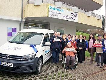 Die Lucas-Cranach-Tagespflege freut sich über ihr neues Fahrzeug für die Tagespflege-Gäste. Damit können auch Rollstuhl- und Rollatorfahrer problemlos befördert werden. Foto: Heike Schülein