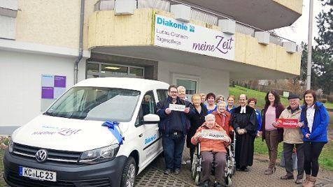 Die Lucas-Cranach-Tagespflege freut sich über ihr neues Fahrzeug für die Tagespflege-Gäste. Damit können auch Rollstuhl- und Rollatorfahrer problemlos befördert werden. Foto: Heike Schülein