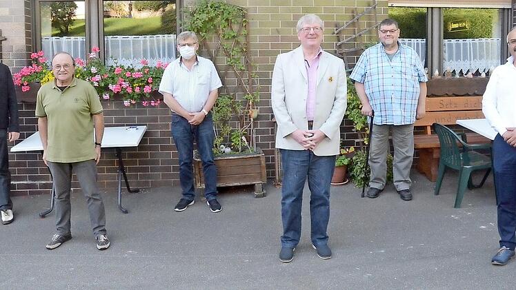 Der SPD-Ortsverein Rothenkirchen feierte in Verbindung mit der Jahreshauptversammlung das 110-jährige Jubiläum. Im Bild Vorstandsmitglieder und Gratulanten (von links) Ralf Pohl (SPD-Kreisvorsitzender), Roland Münch, Gerhard Wagner, Michael Pütterich (Vorsitzender) und die Marktgemeinderäte Peter Barnikol-Veit und Hasan Dag.  Foto: K.- H. Hofmann