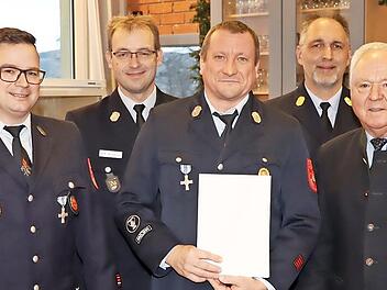 Christian Jakob (4. v. l.) freut sich im Kreis der Feuerwehr-Verantwortlichen über die staatliche Ehrung für 25 Jahre Dienst in der FFW Marktgraitz, die ihm von stellvertretendem Landrat Helmut Fischer (2. v. r) verliehen wurde.