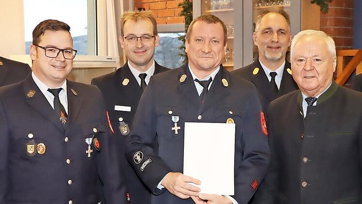 Christian Jakob (4. v. l.) freut sich im Kreis der Feuerwehr-Verantwortlichen über die staatliche Ehrung für 25 Jahre Dienst in der FFW Marktgraitz, die ihm von stellvertretendem Landrat Helmut Fischer (2. v. r) verliehen wurde.