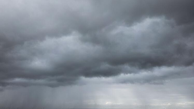 Dunkle Wolken &uuml;ber der Weser