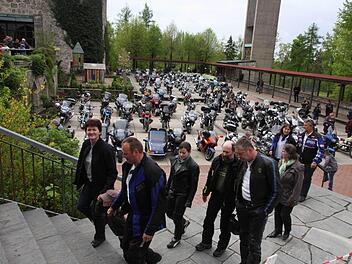 Die Biker auf dem Weg zum Gottesdienst Fotos: Galster