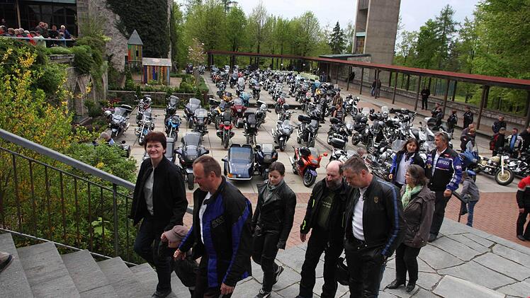 Die Biker auf dem Weg zum Gottesdienst Fotos: Galster