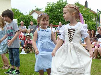 Die Kinder vom Limmersdorfer "Lindennest" bei ihrem Frühlingsfest.