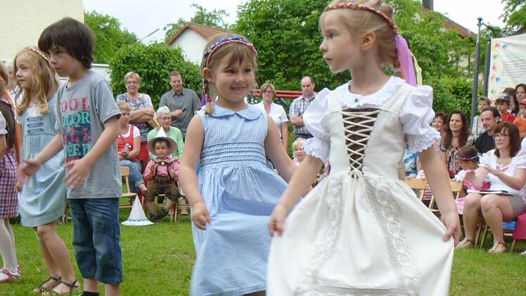 Die Kinder vom Limmersdorfer "Lindennest" bei ihrem Frühlingsfest.