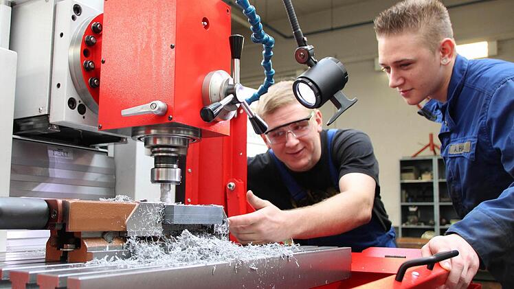 Ausbildung bei der Bundeswehr in Hammelburg: Michael Wüscher (links), angehender Industriemechaniker, erläutert Andre Hack (rechts), künfitger Kfz-Mechatroniker, wie eine moderne Fräsmaschine funktioniert. Foto: Markus Reeh