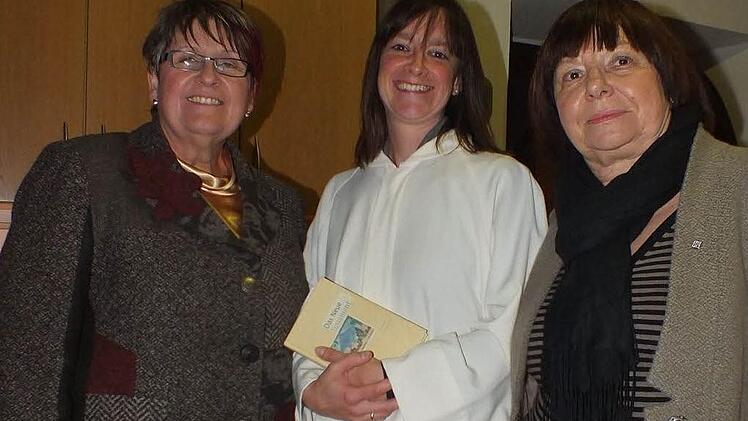 Elfriede Schießleder mit Bettina Keller und Ille Prockl-Pfeiffer (v. l.), die den Gottesdienst vorbereitet hatten Foto: Manfred Welker