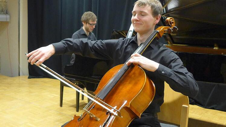 Die Mimik des Cellisten Jaromir Kostka bietet Einblick in das Seelenleben des jungen Musikers. Am Flügel begleitet ihn Jonas Gleim.