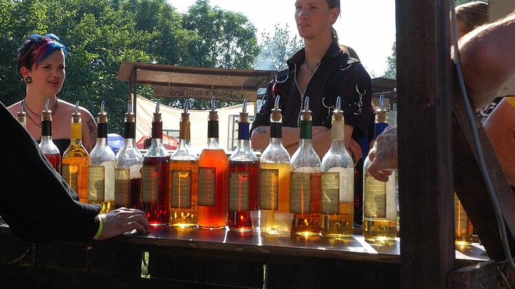 Tolle Kostüme, zünftige Klänge, alte Handwerkskunst und wirbelnde Tänze erlebte die sonst so beschaulich daliegende Ruine der Lauterburg am Wochenende beim Mittelalter-Spektakel. Foto: Rainer Lutz