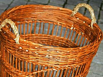 Das Flechten gehört zu den Urhandwerken der Menschheit. Unser Bild zeigt einen Heukorb aus ungeschälter Weide. Foto: S. Katz
