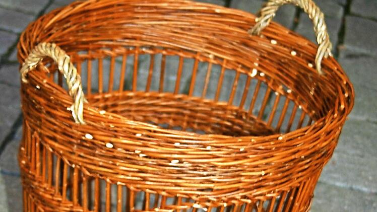 Das Flechten gehört zu den Urhandwerken der Menschheit. Unser Bild zeigt einen Heukorb aus ungeschälter Weide. Foto: S. Katz
